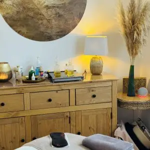 Massageliege mit Deko