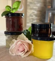 Gläser mit Ghee, dekoriert mit einer Rose