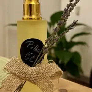 Ölflasche mit Lavendelblüten