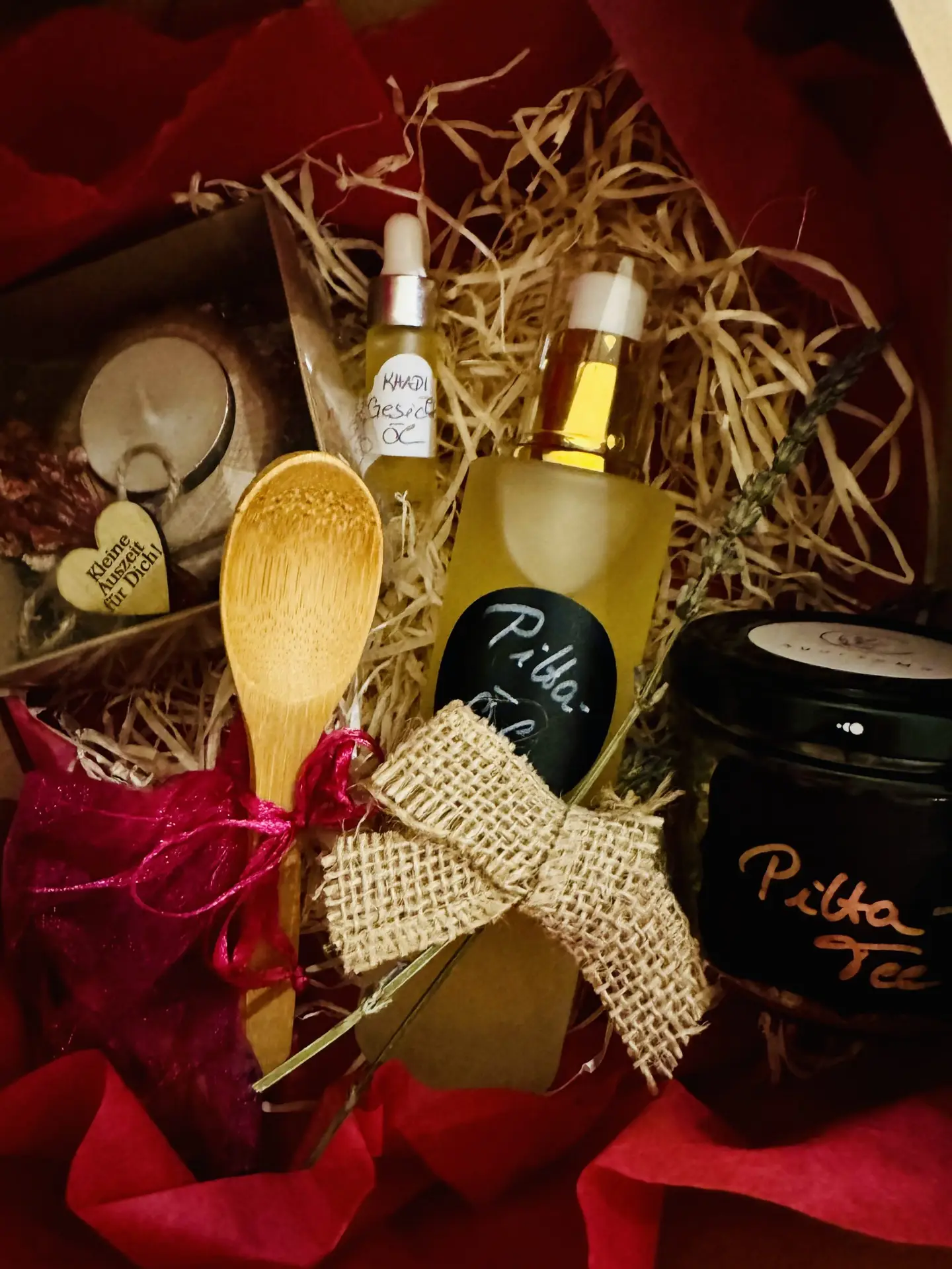Ayurveda für zu Hause: Inhalt der Selicare-Box mit Öl, Tee
