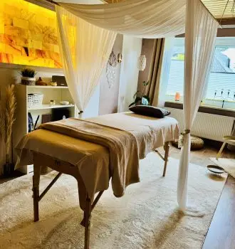 die Salzwand mit Massagebank im Sanctuary