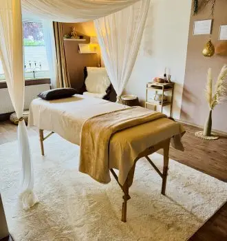 Massagebank im Sanctuary bei hellem Licht