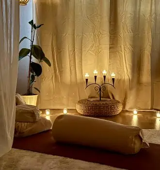 Yogamatte bei Kerzenschein im Sanctuary